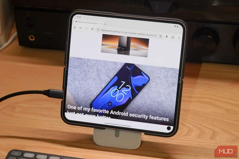 پایهٔ گوشی MOFT در عمل