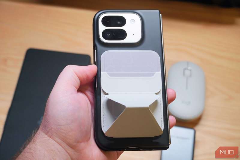 پایهٔ کیف موبایل MOFT بر پشت یک گوشی