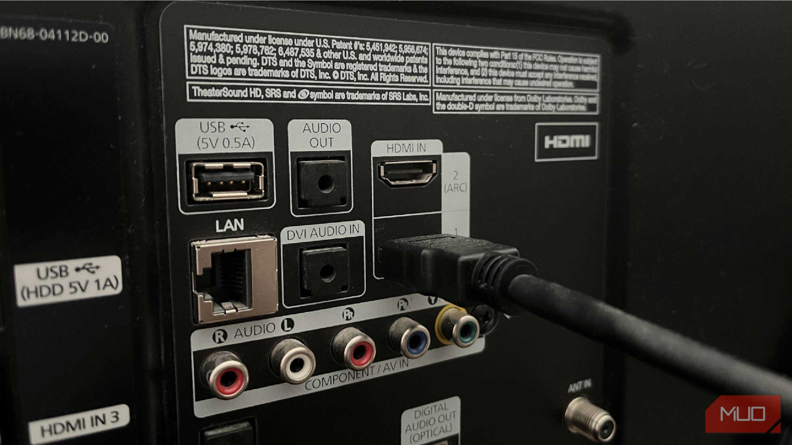 پورت HDMI ARC به همراه دیگر پورت‌ها در پشت یک تلویزیون سامسونگ