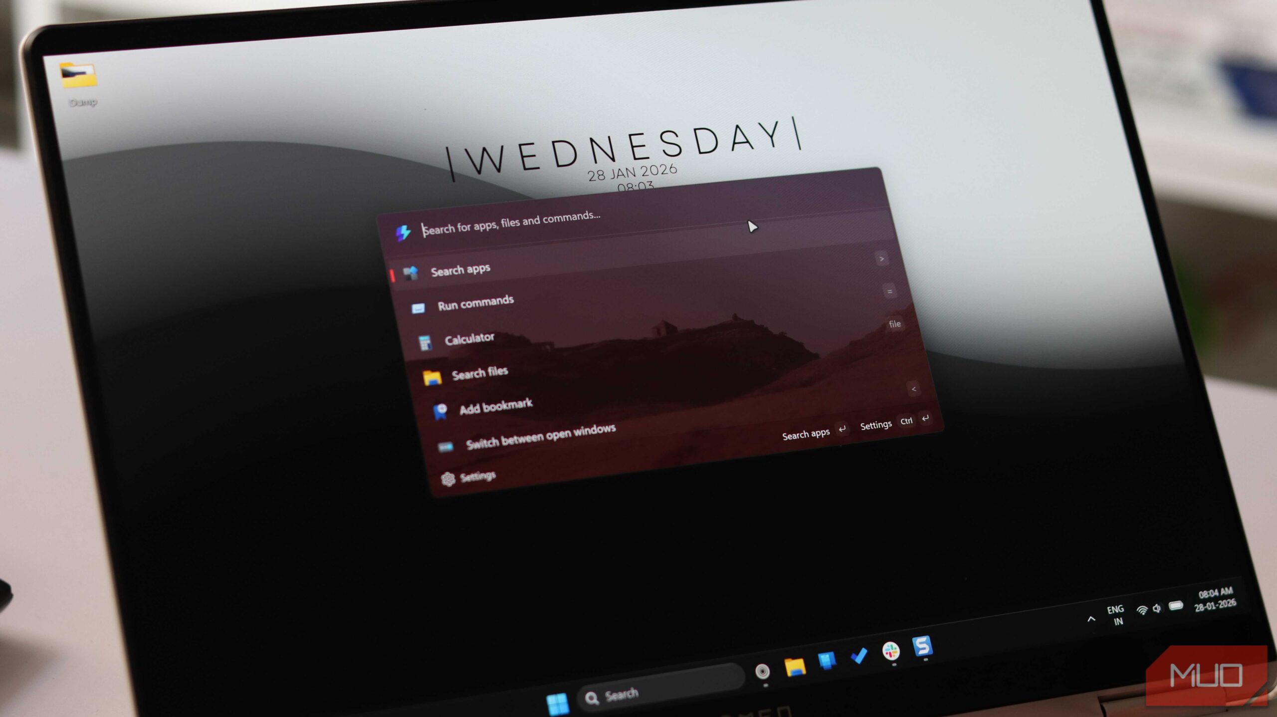 قالب فرمان با پس‌زمینه روی دسکتاپ ویندوز.