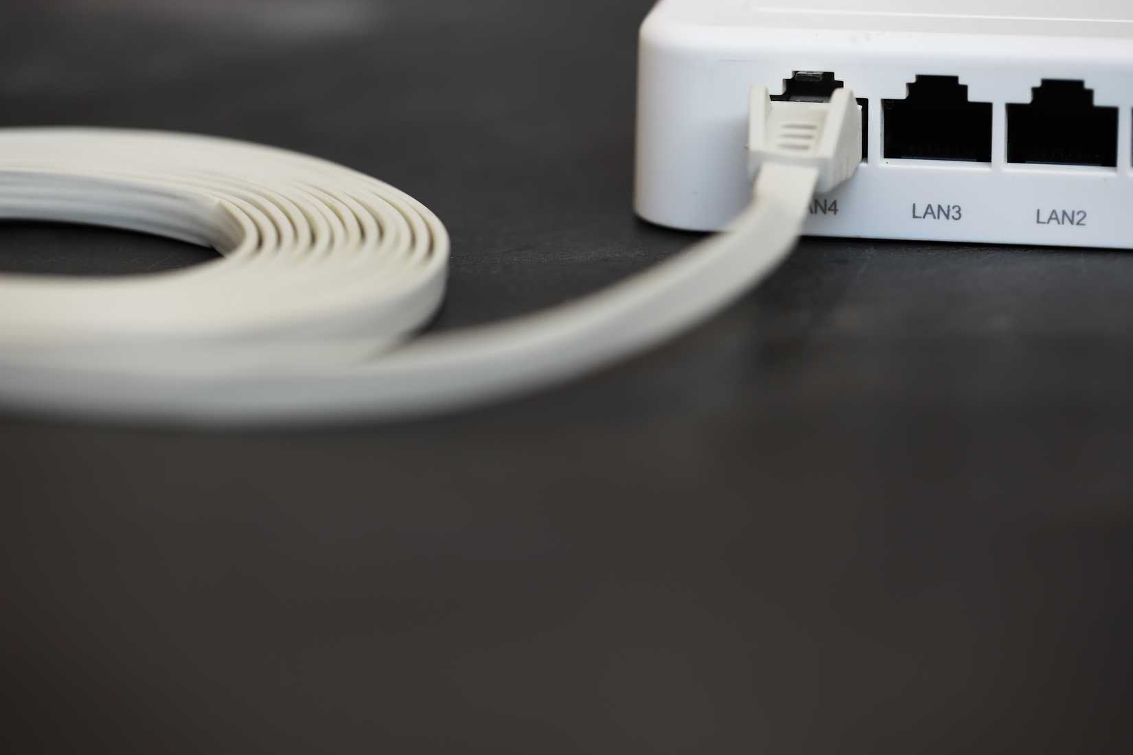 کابل اترنت صاف که به درگاه اترنت وصل شده است