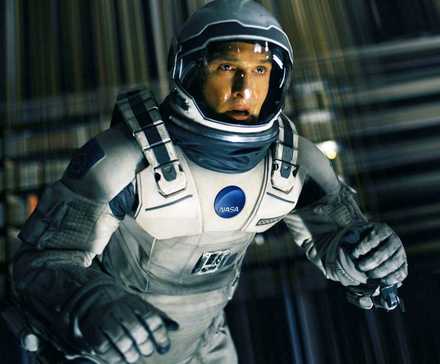 آدم فیلم اینترستلار در فضا معلق