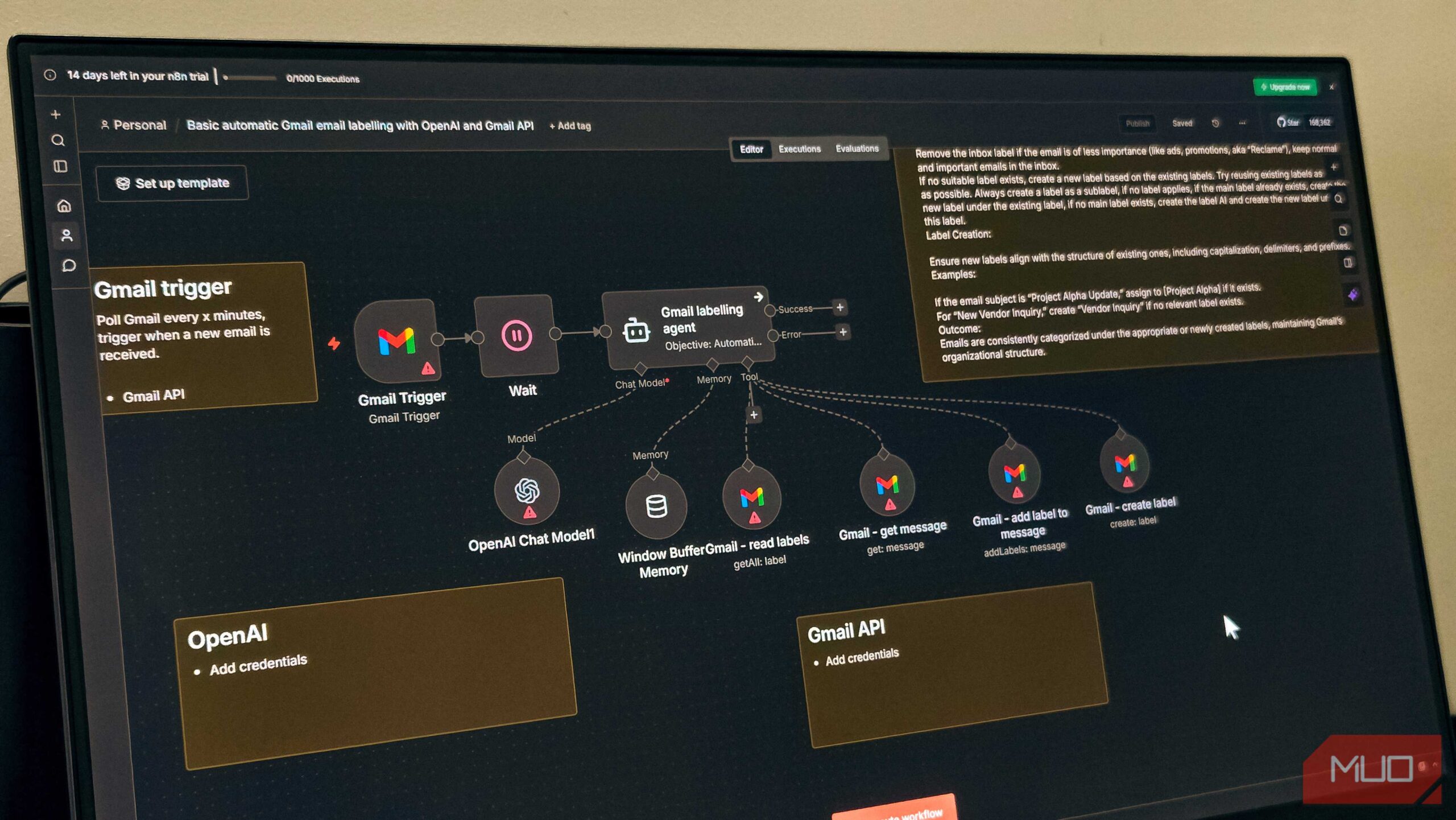 قالب نمونه ایمیل Gmail در n8n باز روی مانیتور BENQ