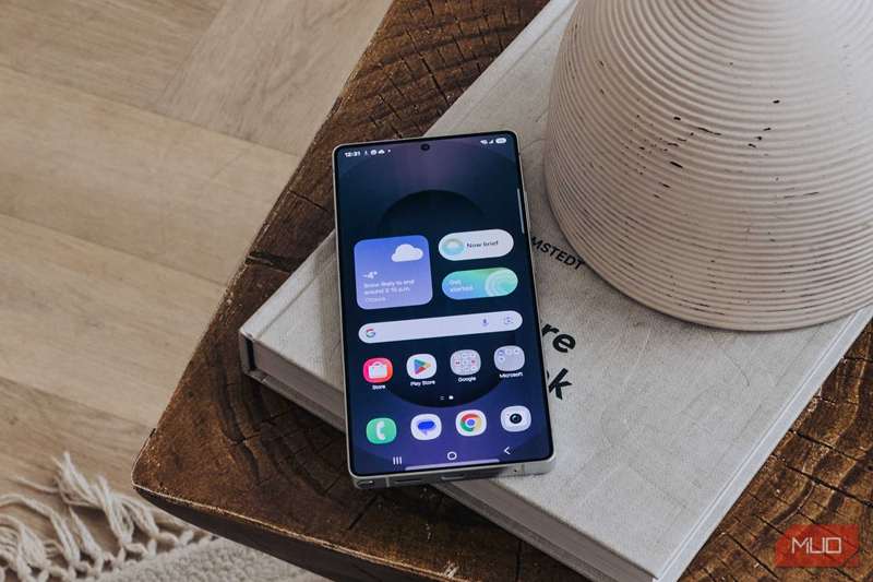 بررسی روزانه Samsung Galaxy S25 روی صفحه اصلی.