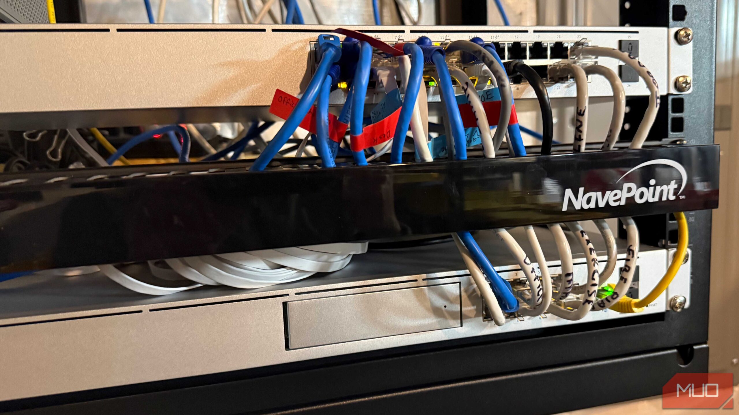 چندین کابل اترنت از طریق سازماندهنده عبور میکنند