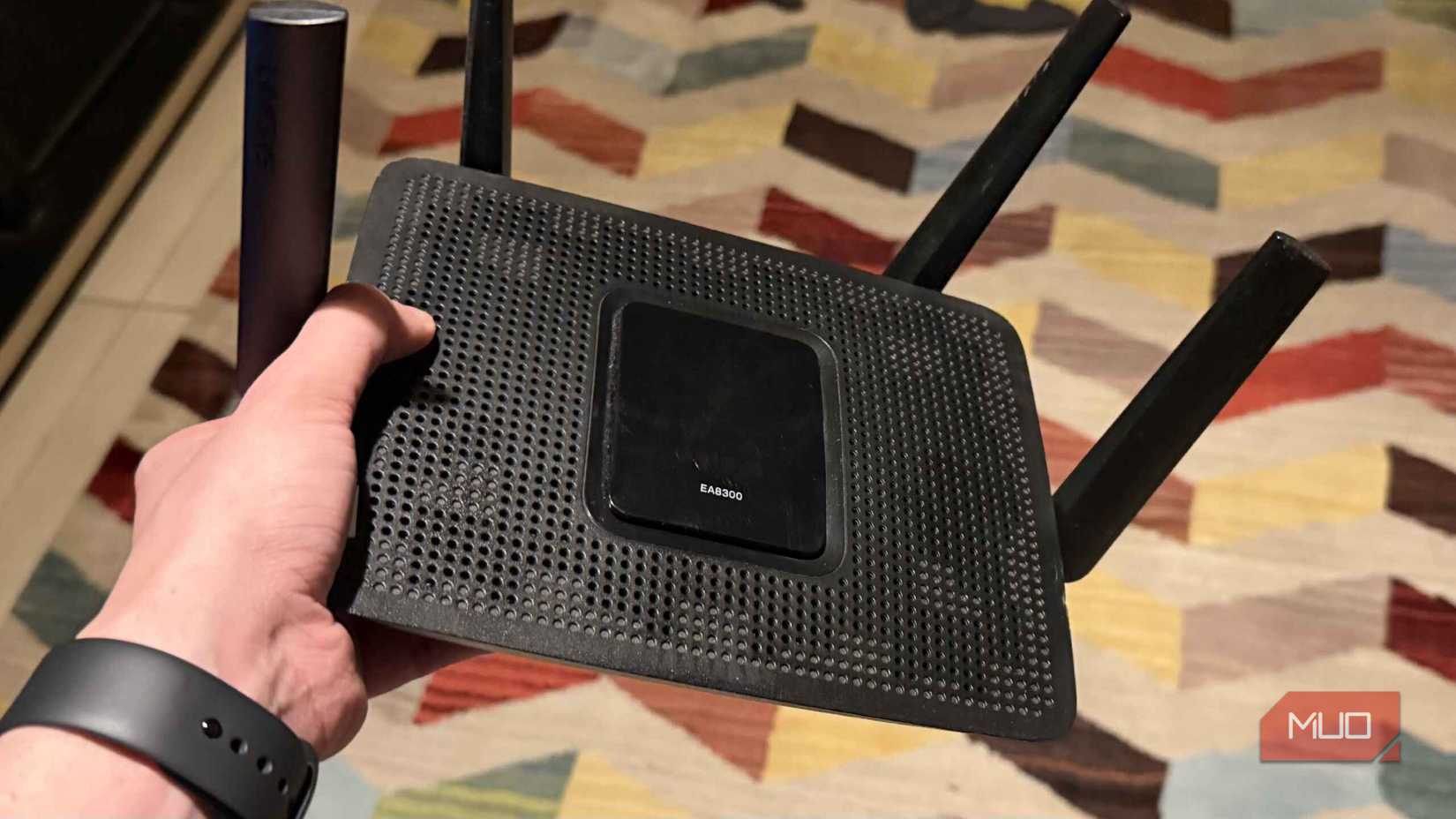 یک روتر Linksys EA8300 در دست