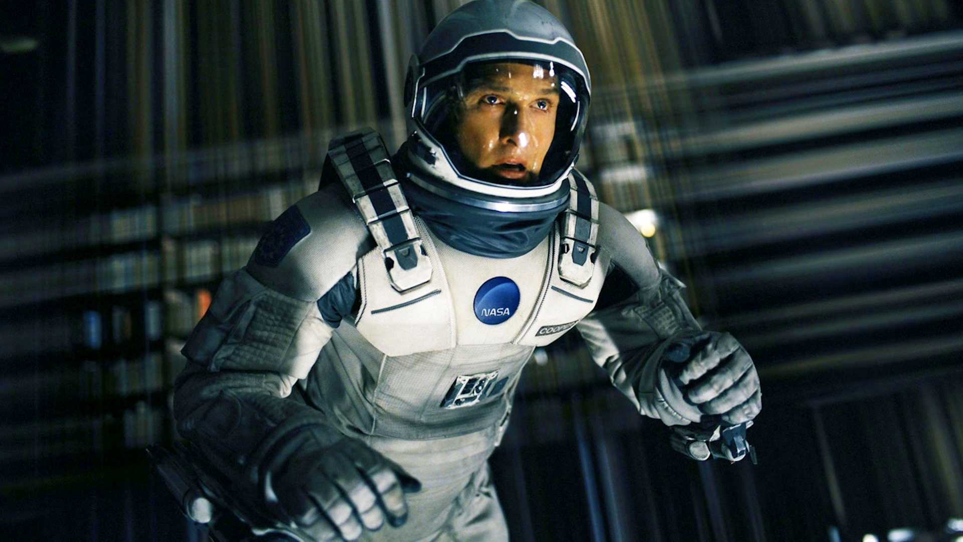 مرد فیلم Interstellar در فضا شناور است.