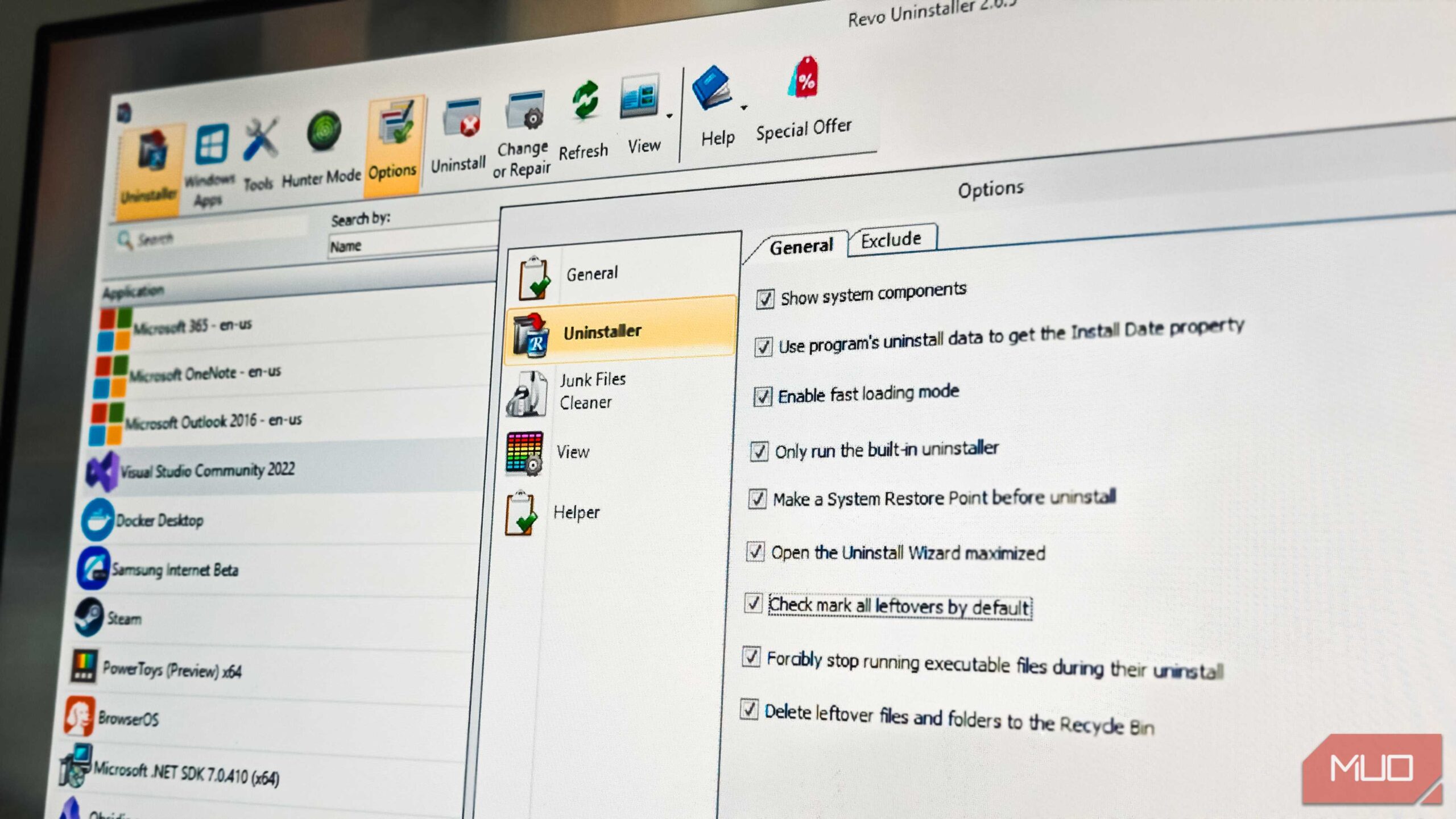 نرم‌افزار Revo Uninstaller باز بر روی مانیتور BENQ