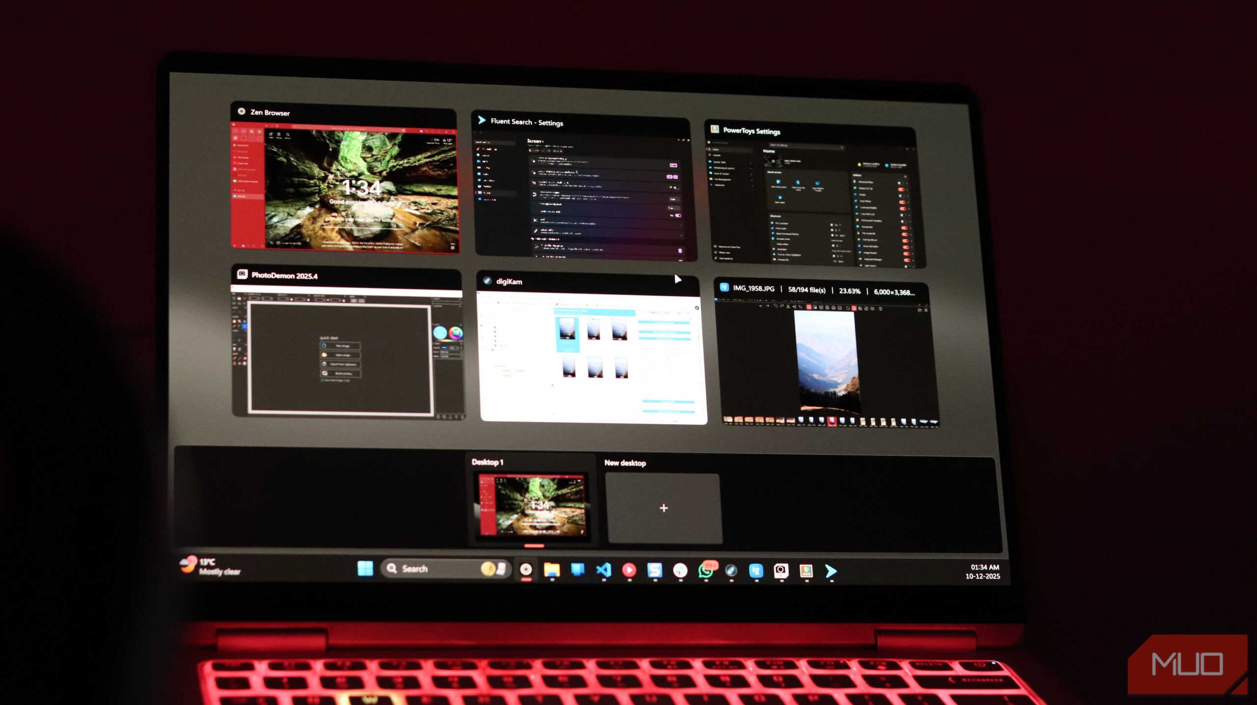 نرم‌افزارهای متن باز روی یک لپ‌تاپ ویندوز باز هستند.