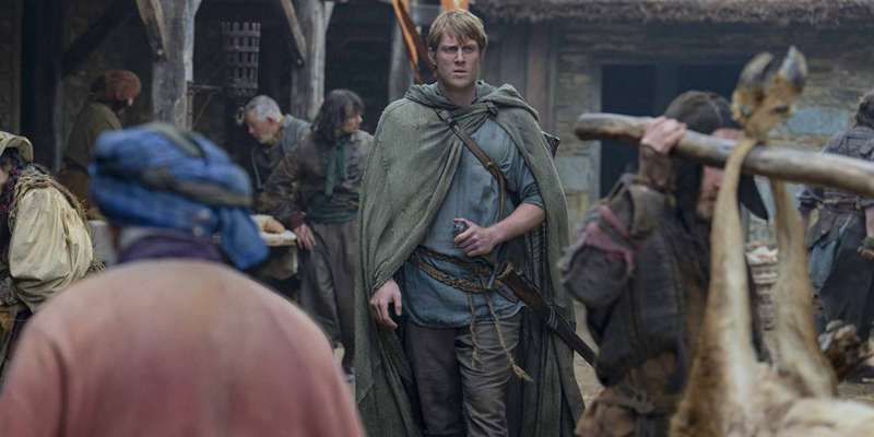 سر دانکن 'دانک' بلند (پیتر کلافی) در حال عبور از یک روستا در A Knight of the Seven Kingdoms