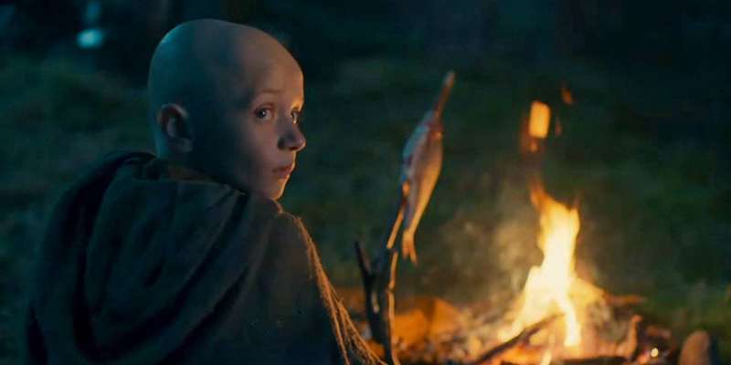 اِگ (دکستر سول آنسل) در کنار آتش در A Knight of the Seven Kingdoms