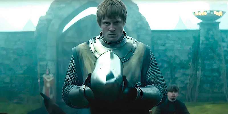 یک شوالیه با چهره‌ای جدی آماده می‌شود تا کلاه‌خود خود را در صحنه‌ای از A Knight of the Seven Kingdoms بگذارد