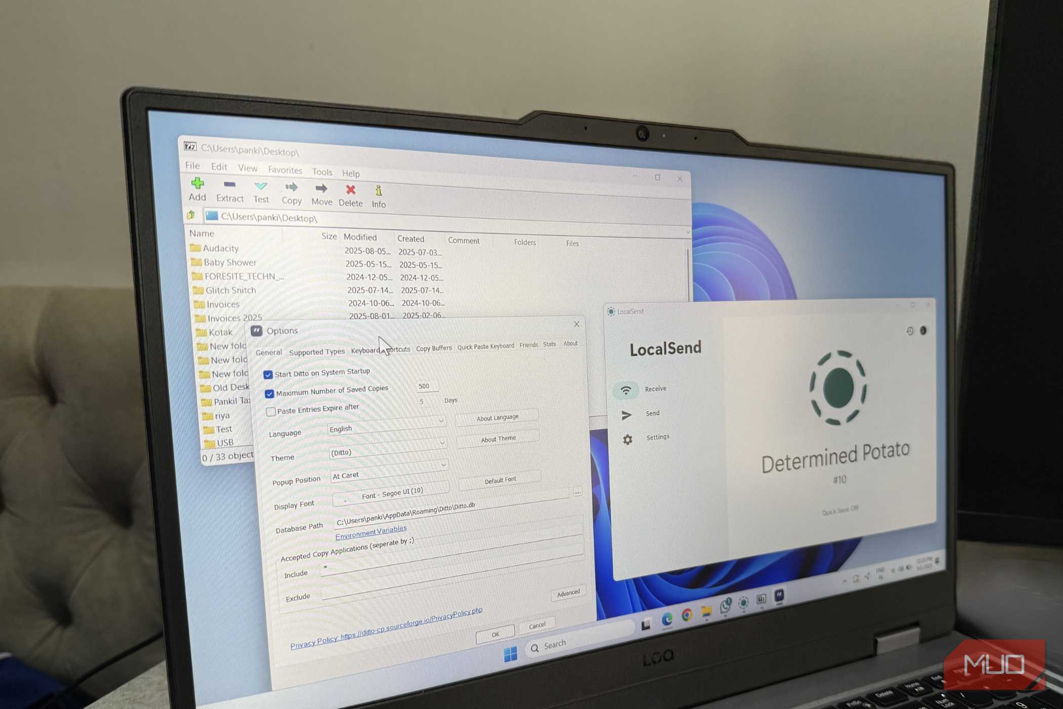 یک لپتاپ لنوو که دسکتاپ را با چند برنامه باز نشان میدهد