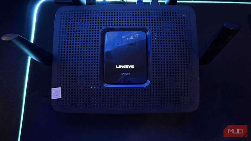 یک روتر اینترنتی Linksys EA8300 روی میز کار