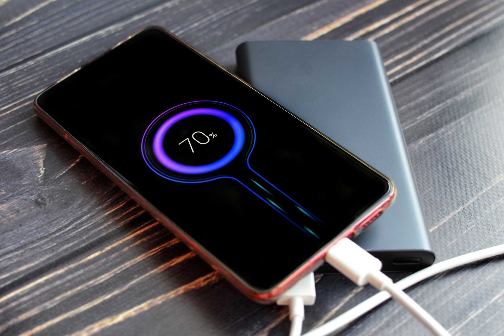 یک پاوربانک که یک گوشی اندروید را شارژ میکند