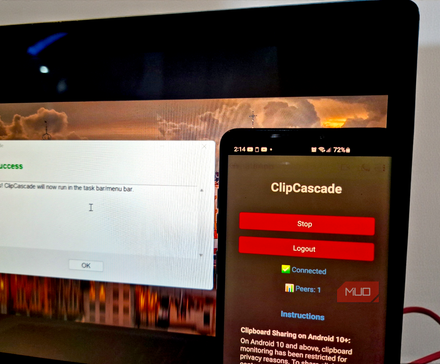 گوشی هوشمند نمایش‌دهنده رابط ClipCascade که در جلوی صفحه لپ‌تاپ دیالوگ موفقیت اتصال را نشان می‌دهد