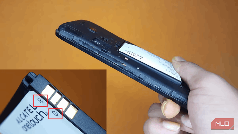 یک باتری ورم کرده که نمی‌تواند داخل محفظه تلفن جا بگیرد