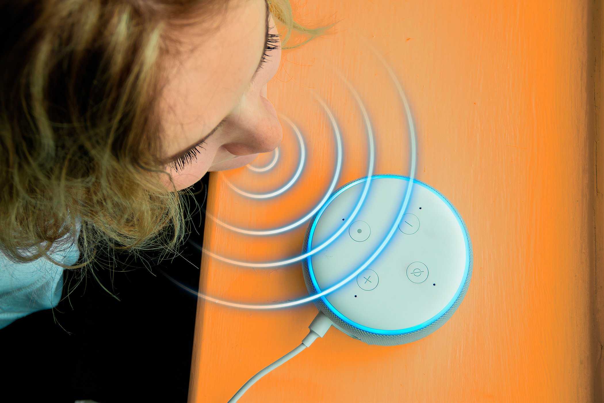 زنی که با یک Amazon Echo Dot صحبت می‌کند