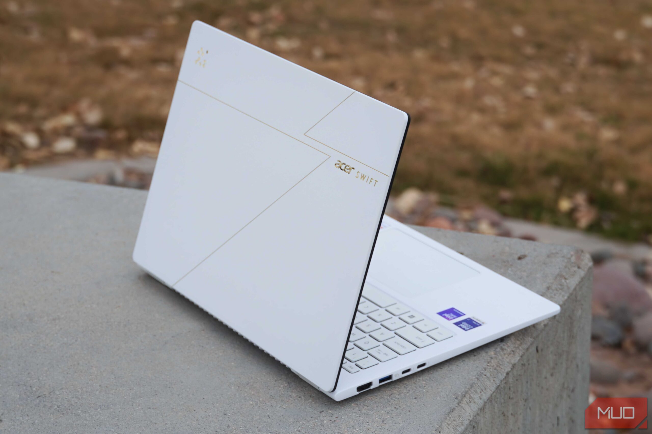 پشت Acer Swift Edge 14 AI به رنگ سفید