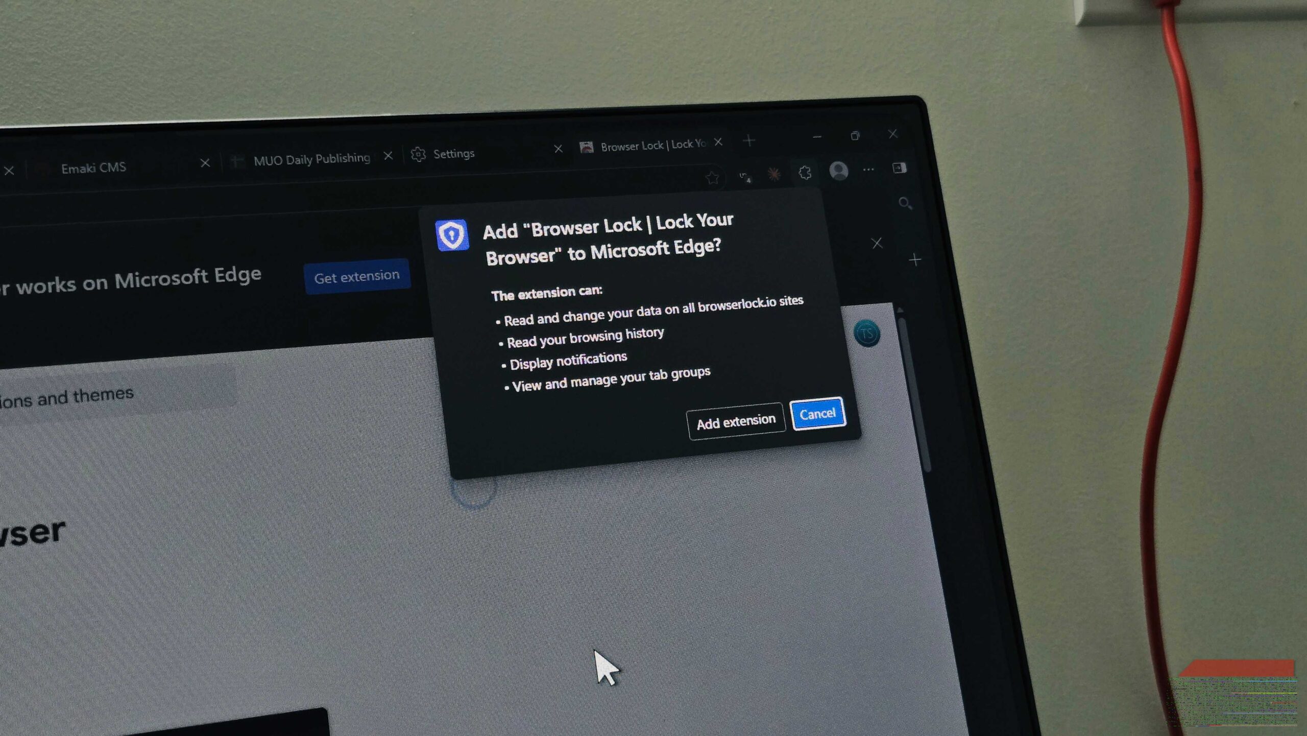 دیالوگ درخواست اجازهٔ افزودن افزونه در مرورگر Edge بر روی مانیتور Benq