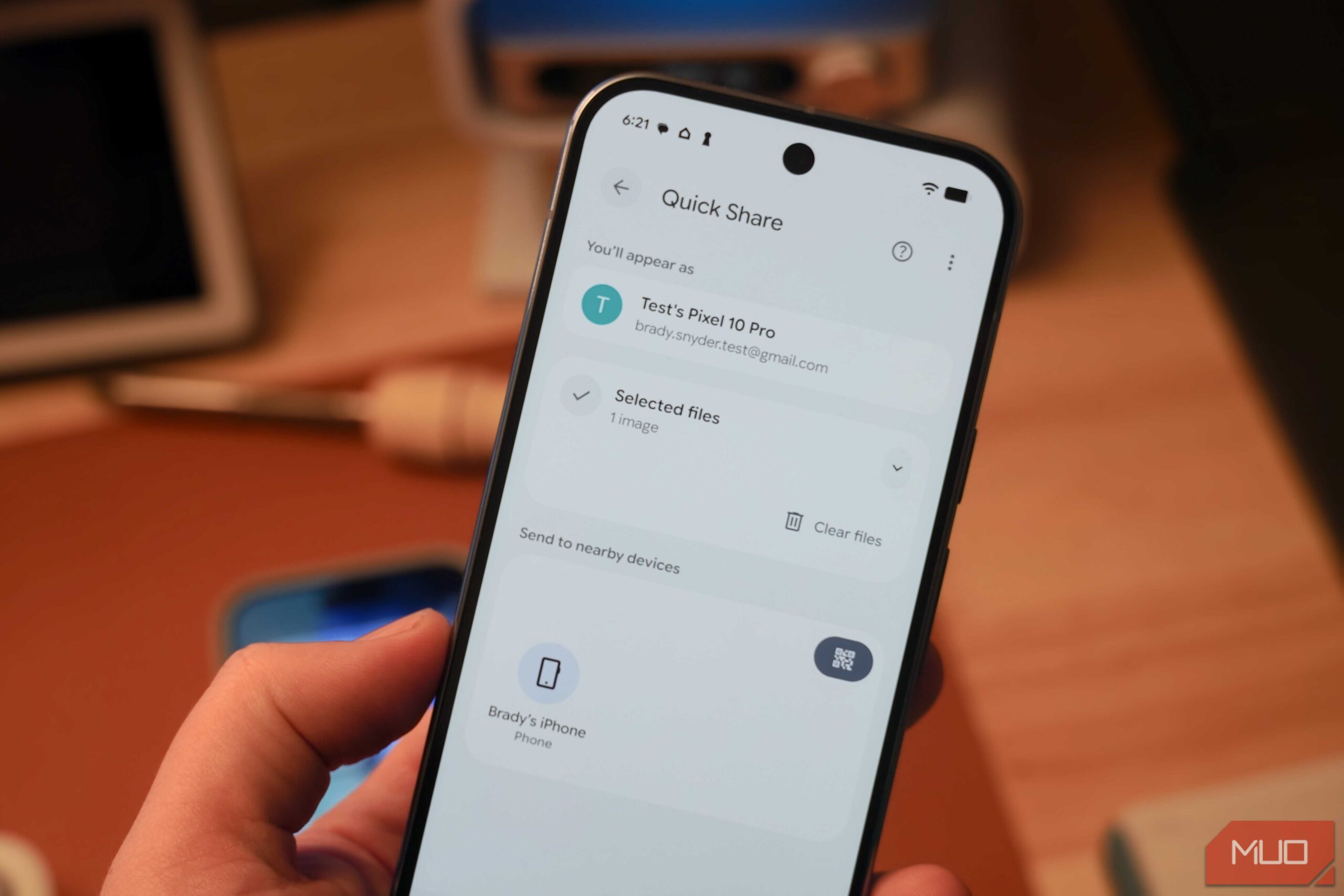 Quick Share بر روی Pixel 10 Pro که iPhone را می‌بیند.