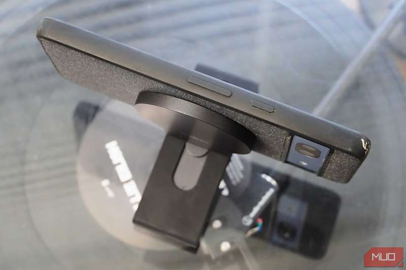 یک گوگل پیکسل 7a بر روی پایهٔ MagSafe.