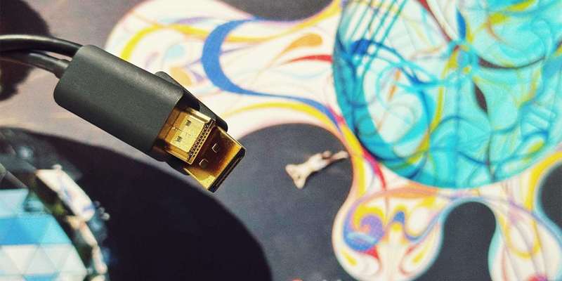 یک کابل HDMI و یک کابل DisplayPort جلوی یک مانیتور