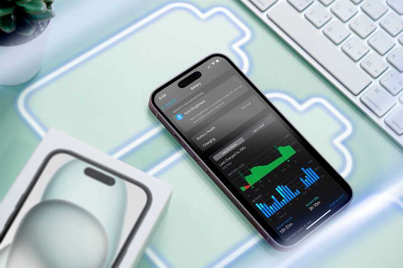 یک آیفون روی یک سطح با برخی آیکون‌های باتری و صفحه‌ای که مصرف باتری را نشان می‌دهد.