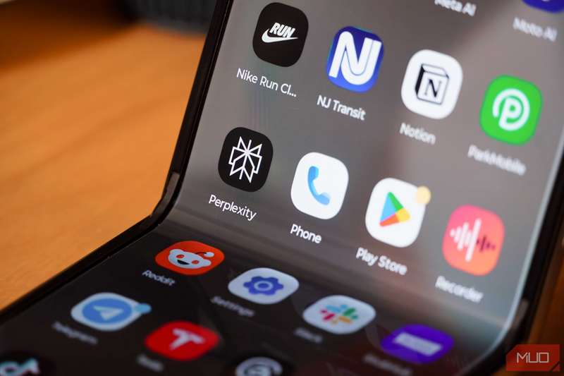 برنامهٔ Perplexity روی یک گوشی flip موتورولا.