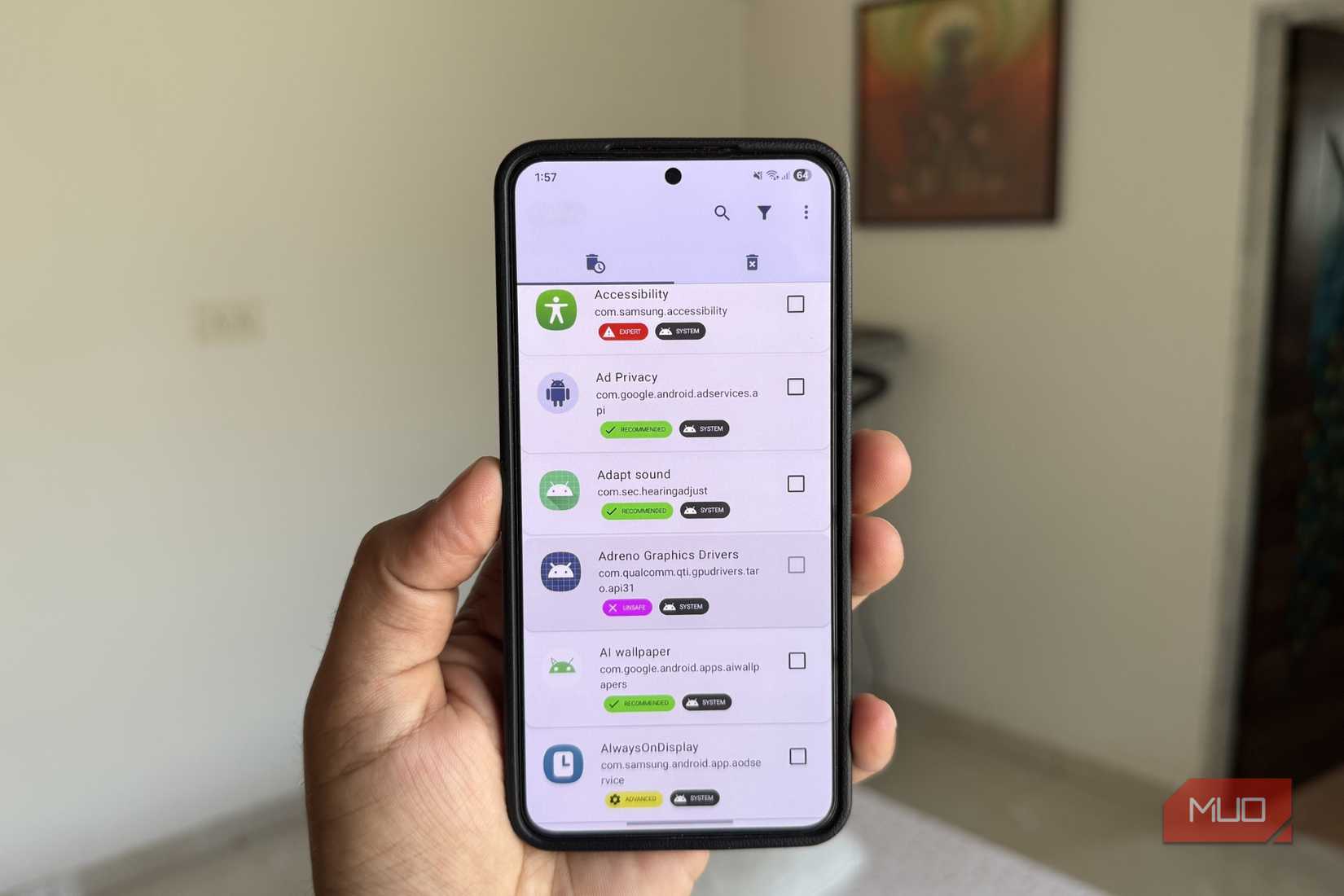 گوشی اندروید در دست که برنامه کانتا را نشان می‌دهد