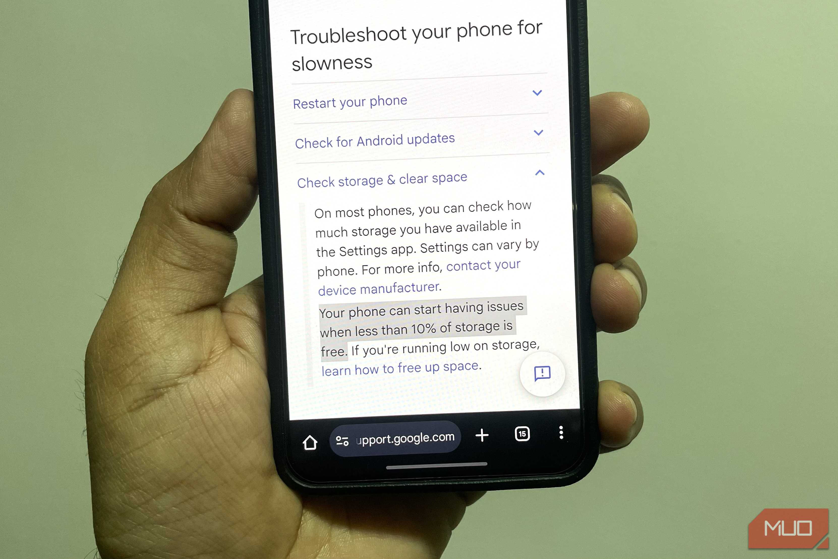 گوشی اندروید در دست که صفحهٔ پشتیبانی گوگل را نشان می‌دهد