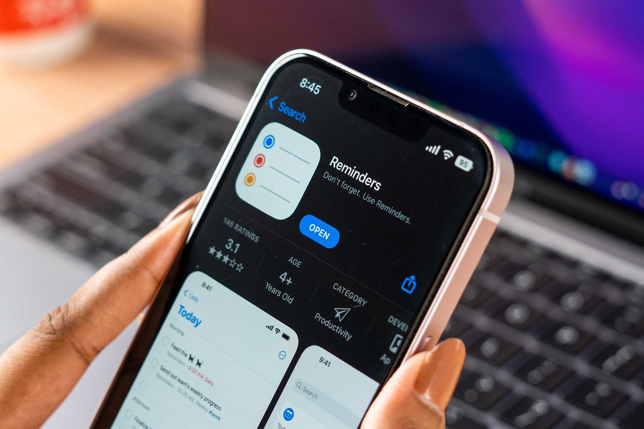 لوگوی Apple Reminders روی صفحهنمایش گوشی