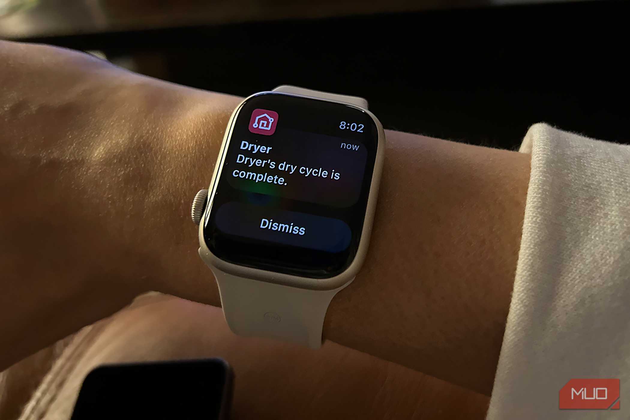 یک Apple Watch روی مچ دست که اعلان LG ThinQ برای یک چرخه خشک را نشان می‌دهد.