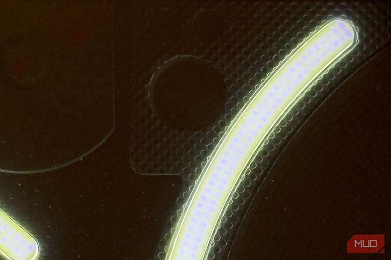 پشت‌نمایی تلفن Nothing با آیفون