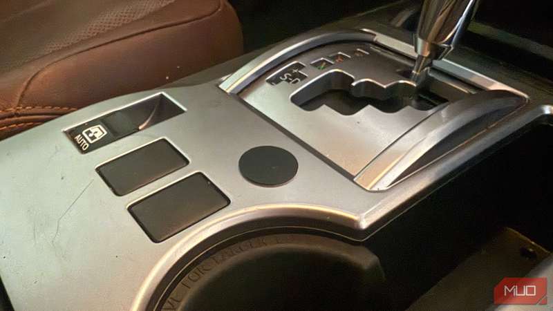 برچسب NFC سیاه روی کنسول وسط خودرو