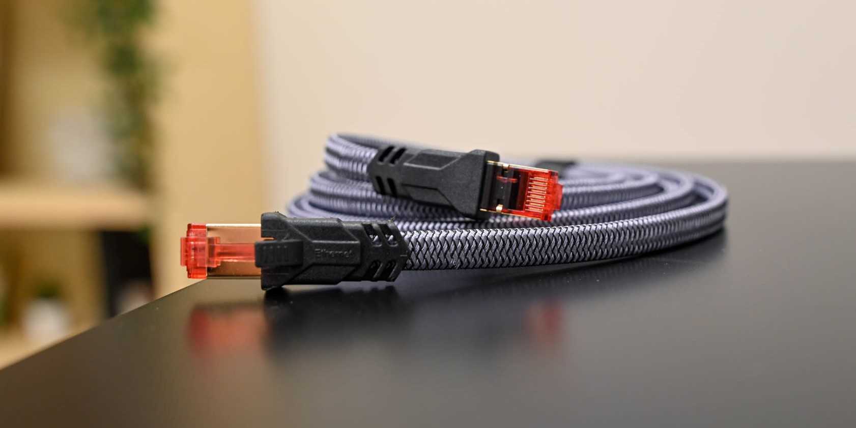 کابل اترنت Cat 8 مارپیچ‌دار روی میز