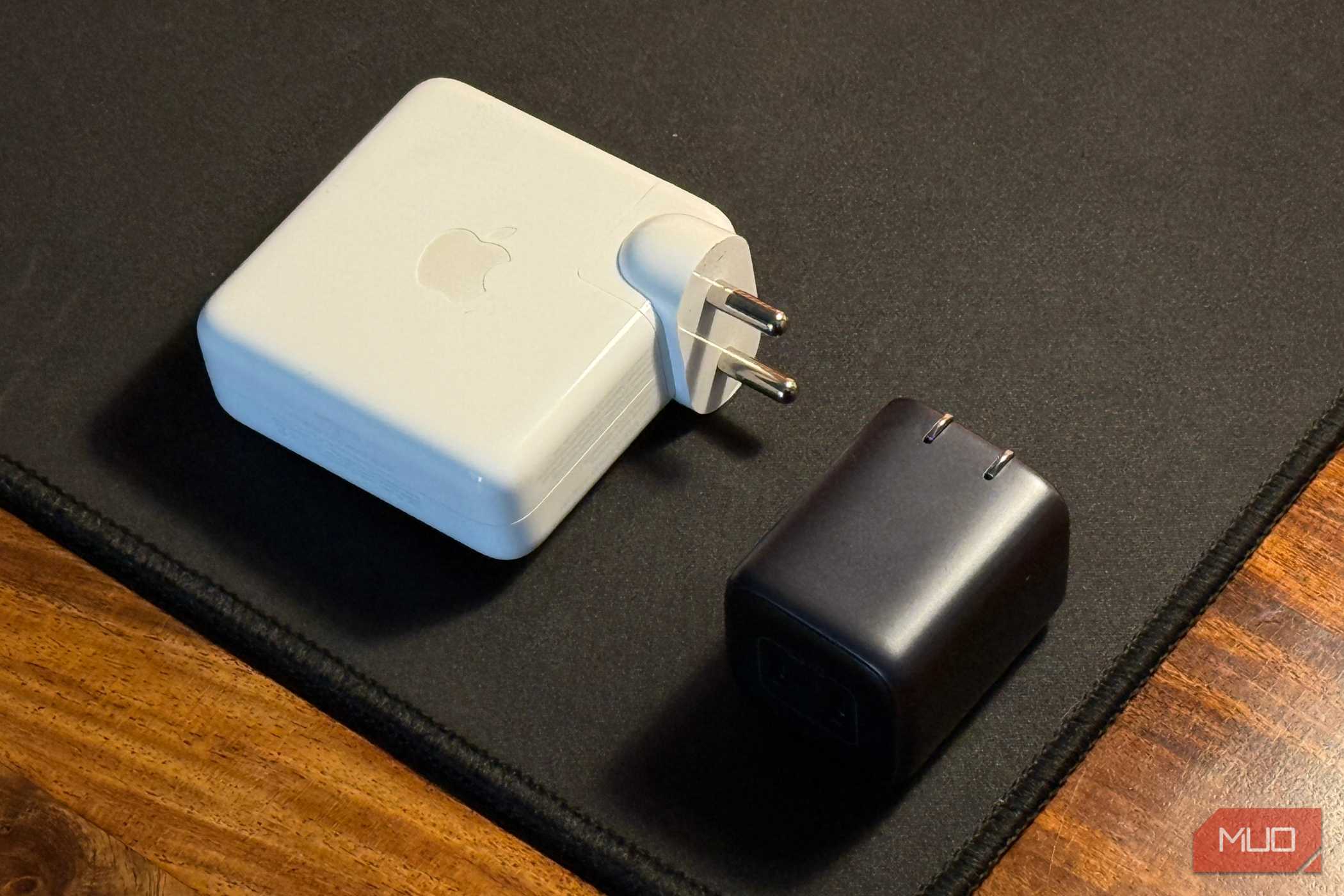 شارژر کم‌جایگاهی که کنار آداپتور بزرگ‌تری مک‌بوک قرار دارد
