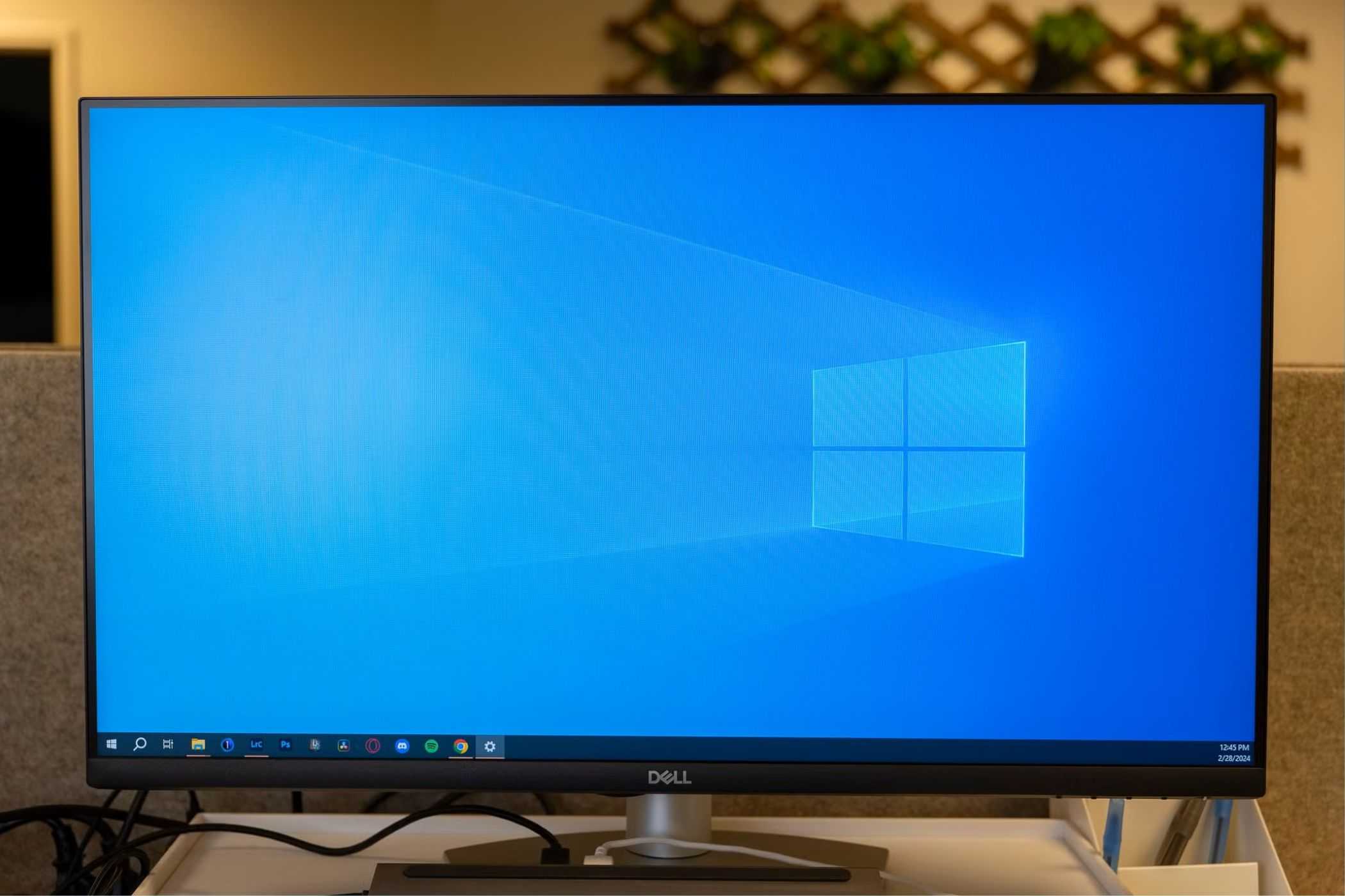 مانیتور Dell نشان دهنده دسکتاپ ویندوز ۱۰