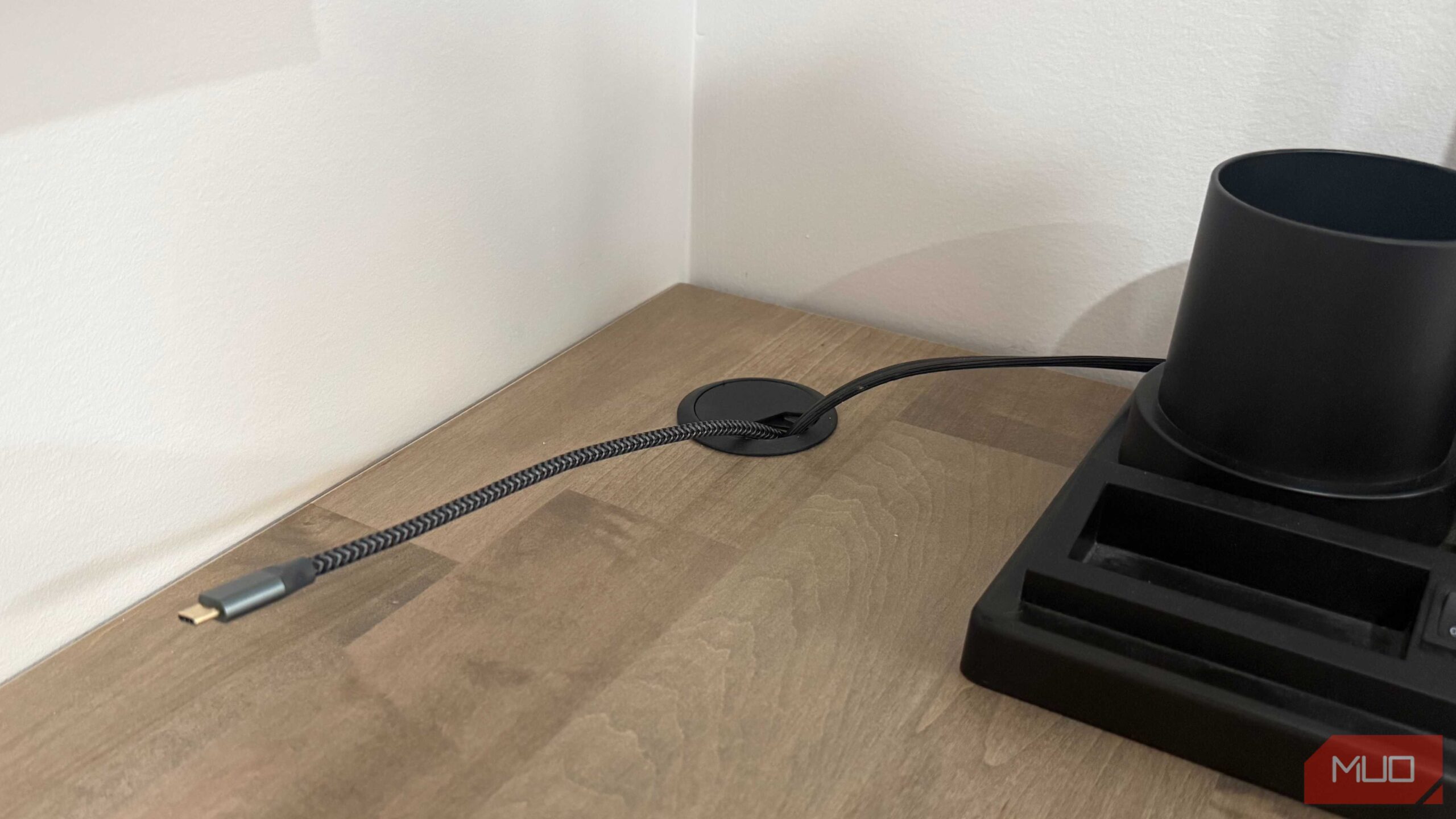 گرومِت میز با ۲ کابل نزدیک گوشه