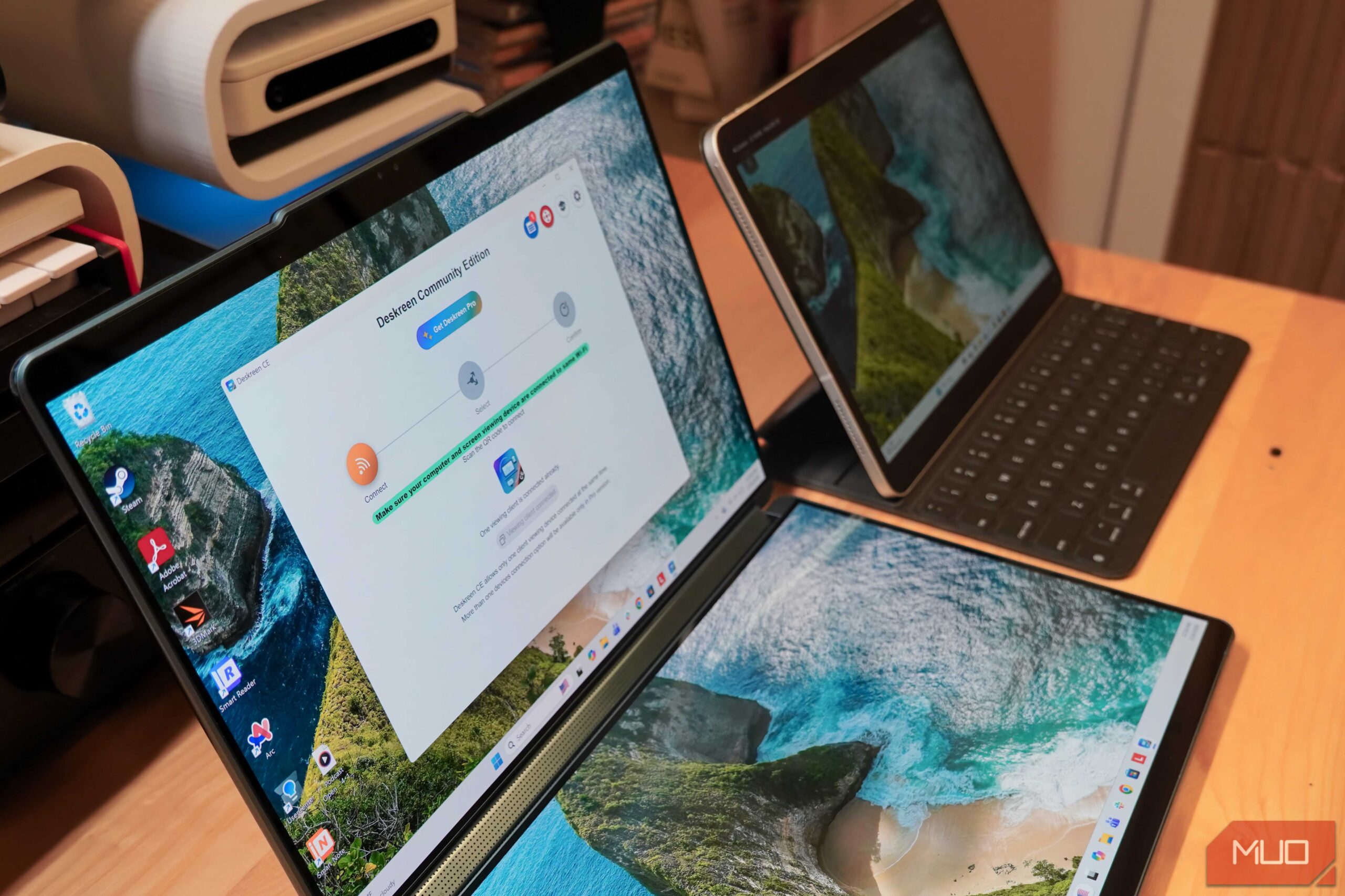 دسکرین در حال اجرا بر روی یک لپتاپ ویندوز و یک آیپد پرو.