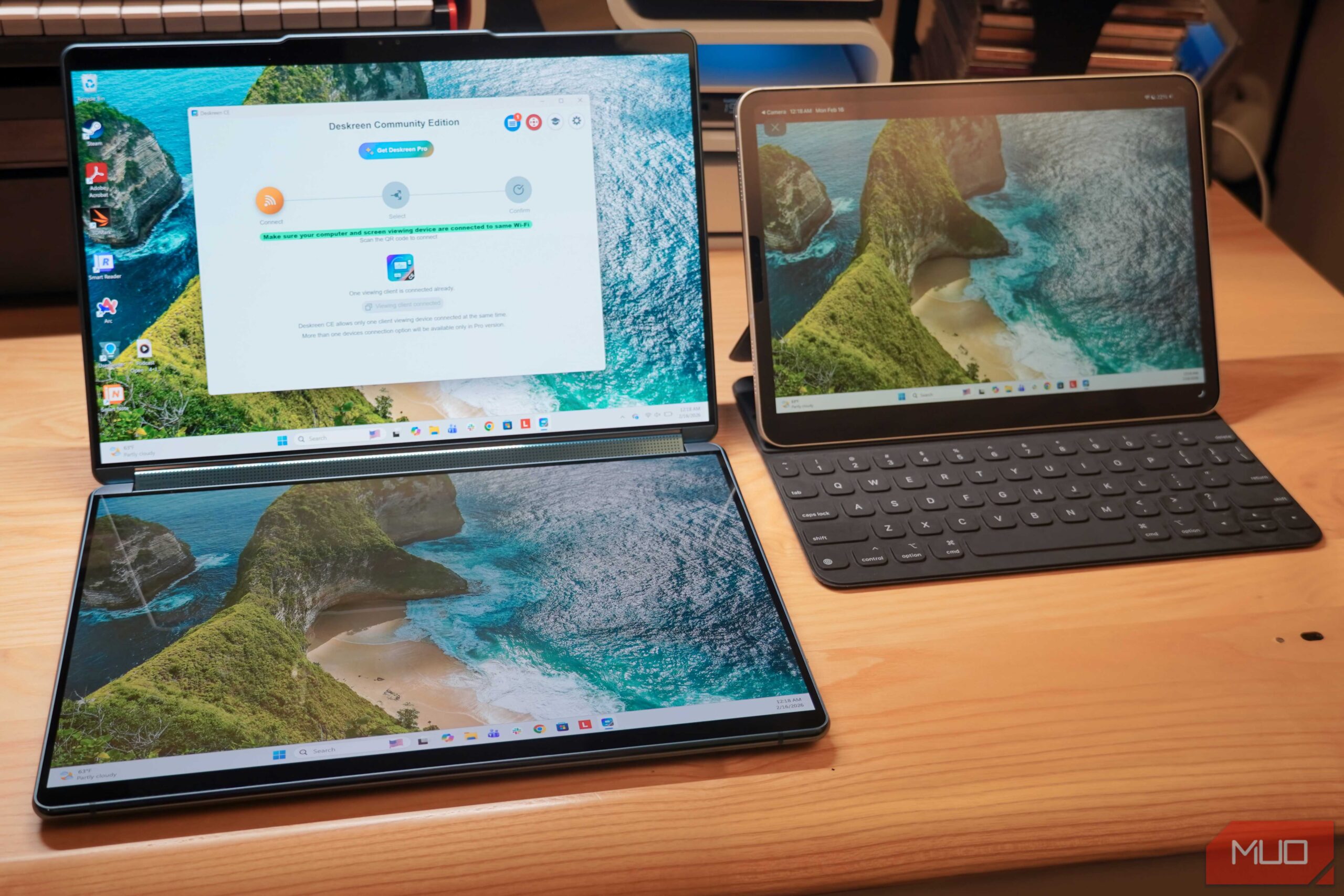 دسکرین متصل به یک آیپد و یک لپتاپ ویندوزی.