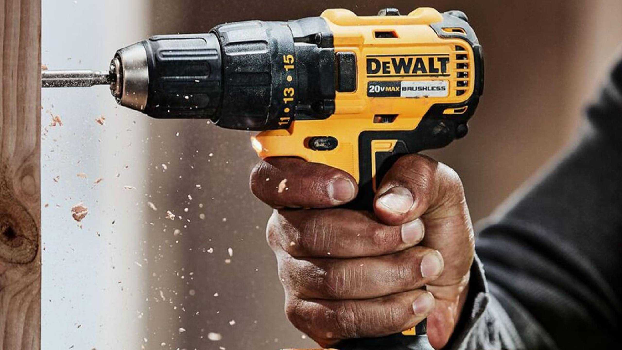 یک دریل درایور DeWalt در حال استفاده
