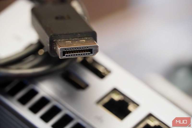 یک کابل DisplayPort بالای پورت‌های یک مینی‌پی‌سی