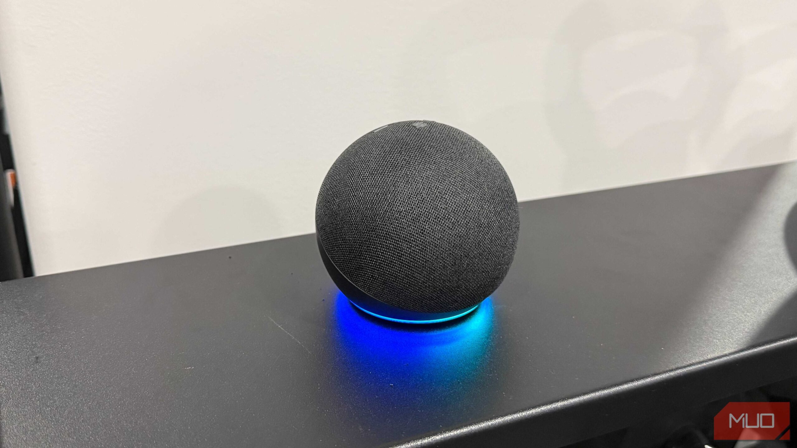 دستگاه Echo Dot روی میز سیاه