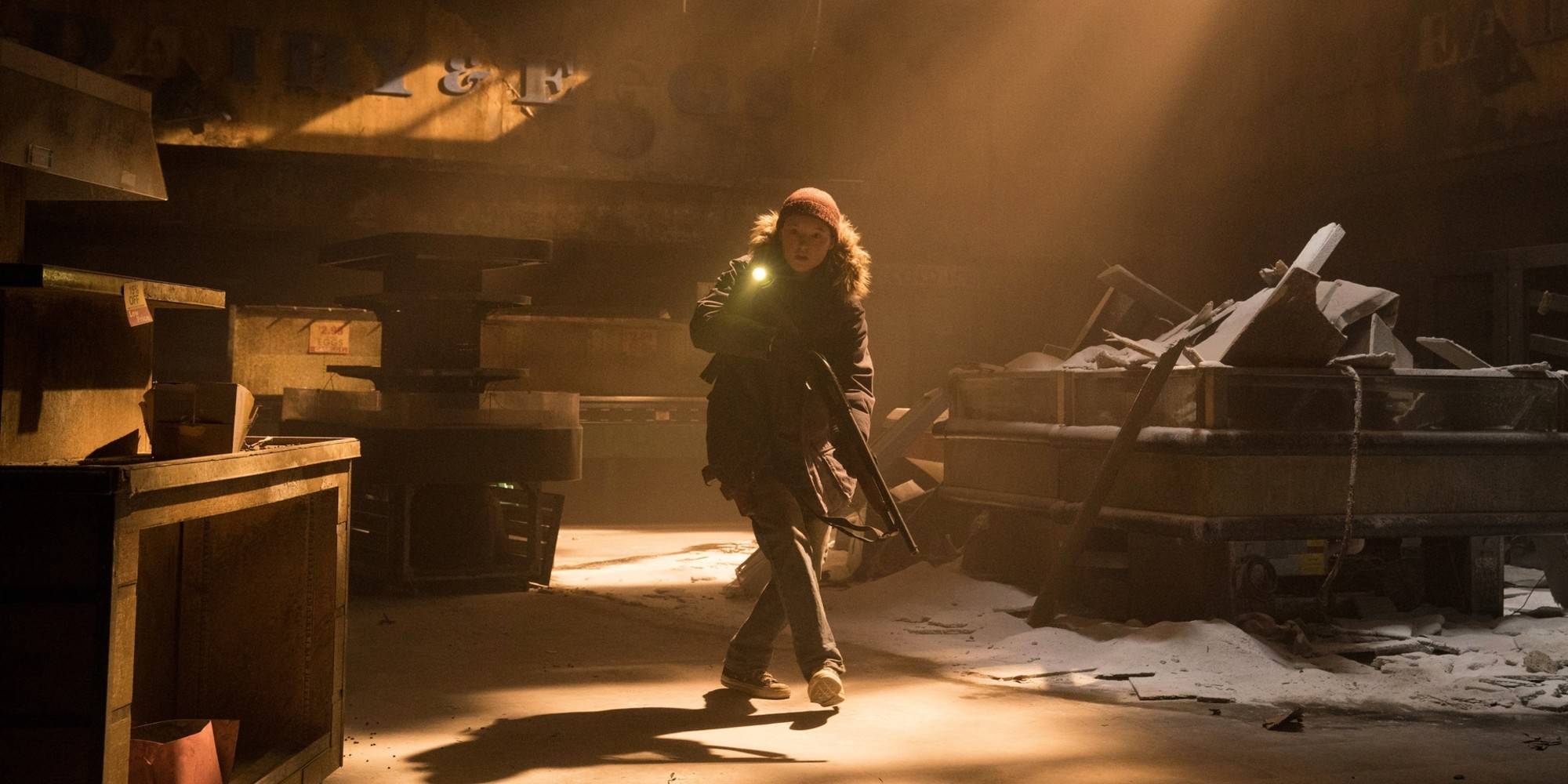 الی در یک ساختمان متروکه با اسلحه در The Last Of Us فصل ۲