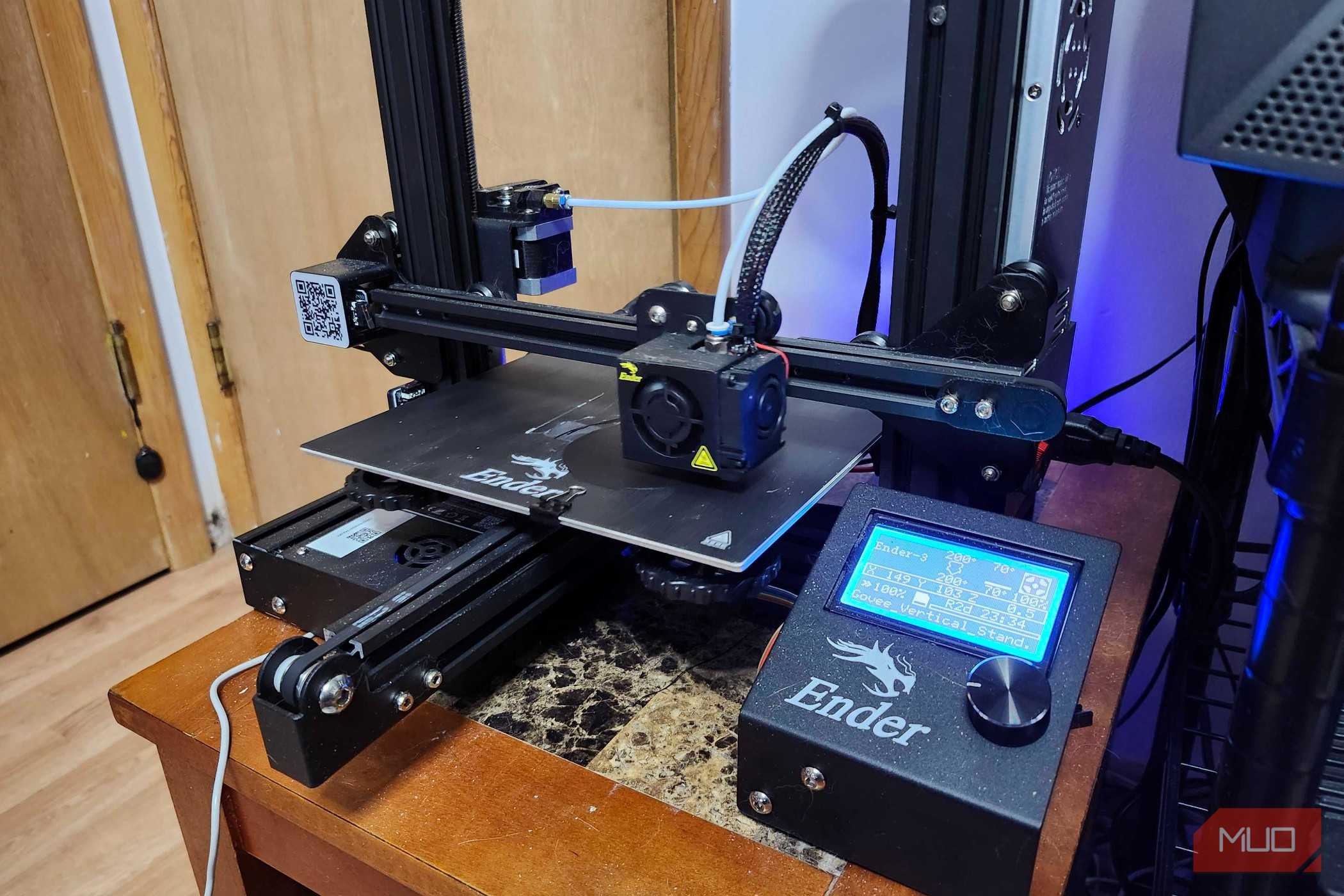 پرینتر سهبعدی Ender 3 که پایهها را چاپ میکند