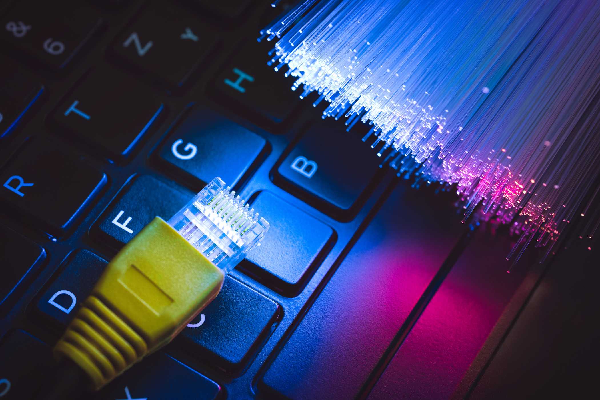 کانکتور کابل اترنت با کابلهای فیبر نوری روی کیبورد لپتاپ