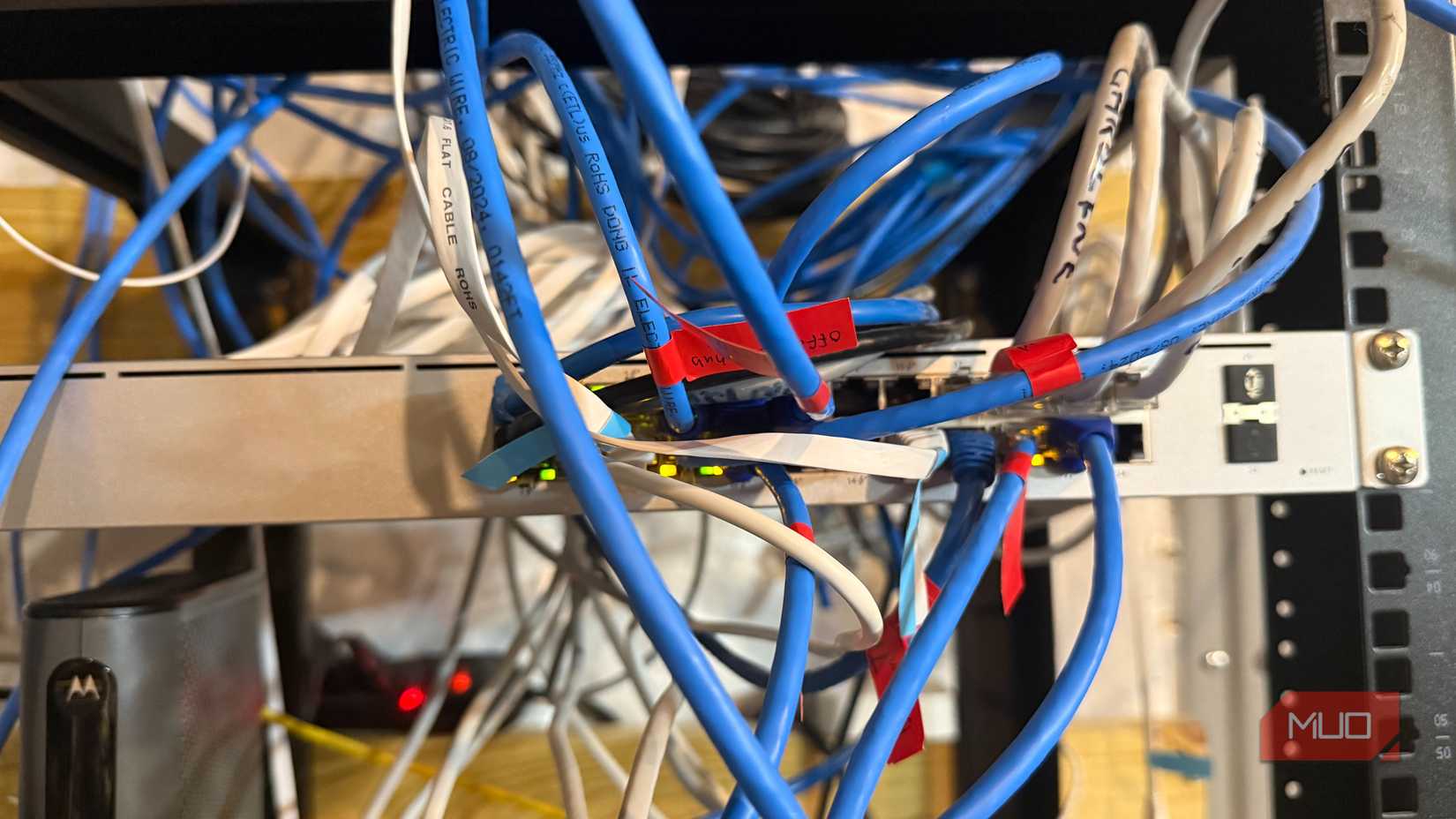 کابلهای اترنت متصل به سوئیچ شبکه