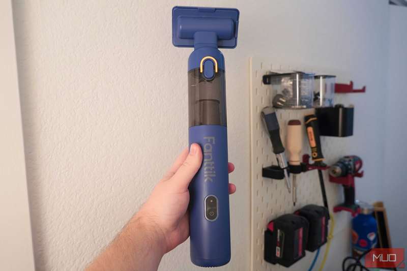 جاروبرقی فنتیک در دست در کنار دیوار ابزارها