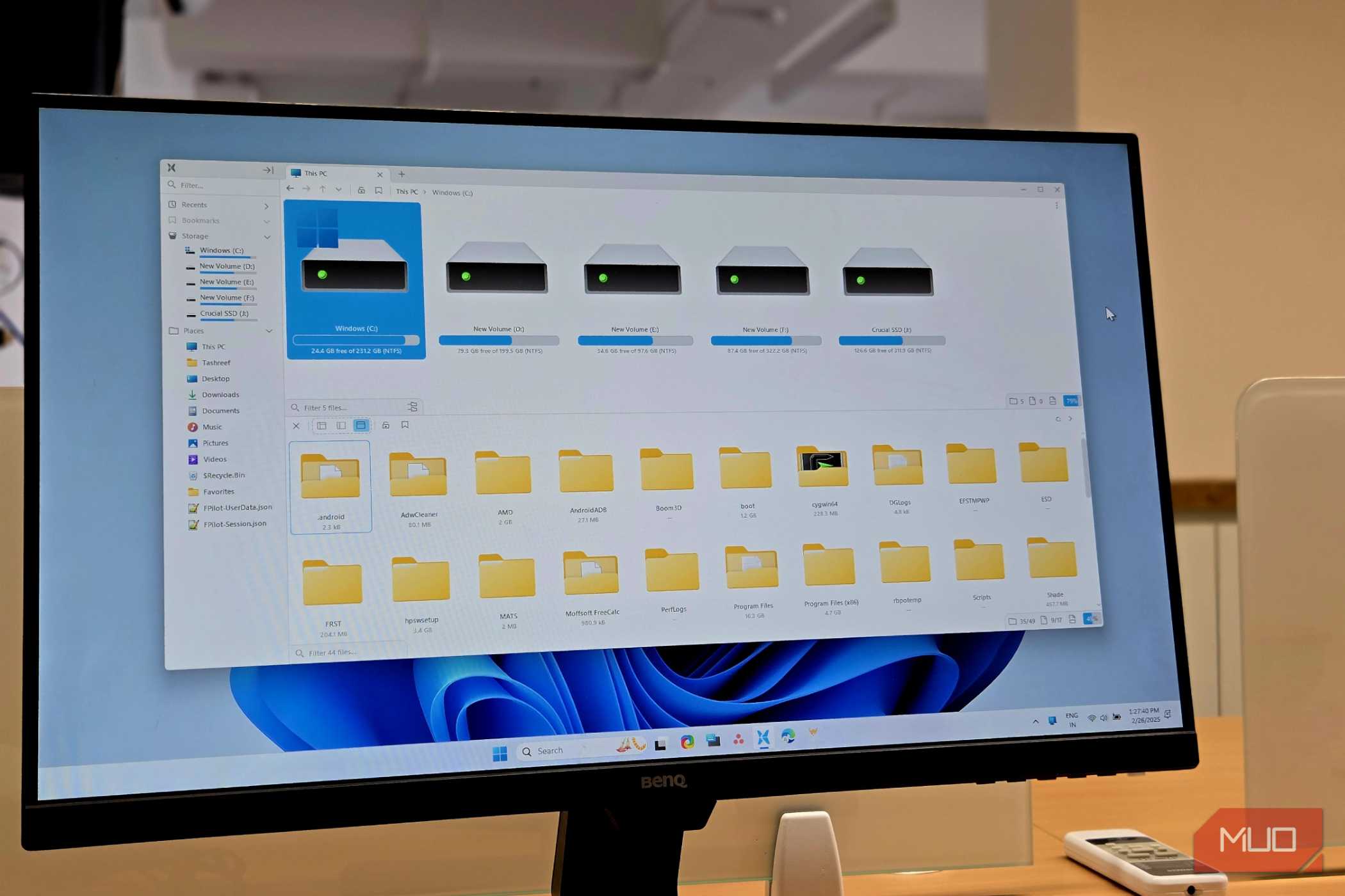 File Pilot File Explorer باز روی مانیتور BENQ که ویندوز ۱۱ را اجرا میکند